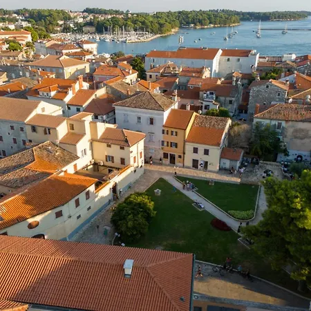 In Old Town By Waterfront Apartment